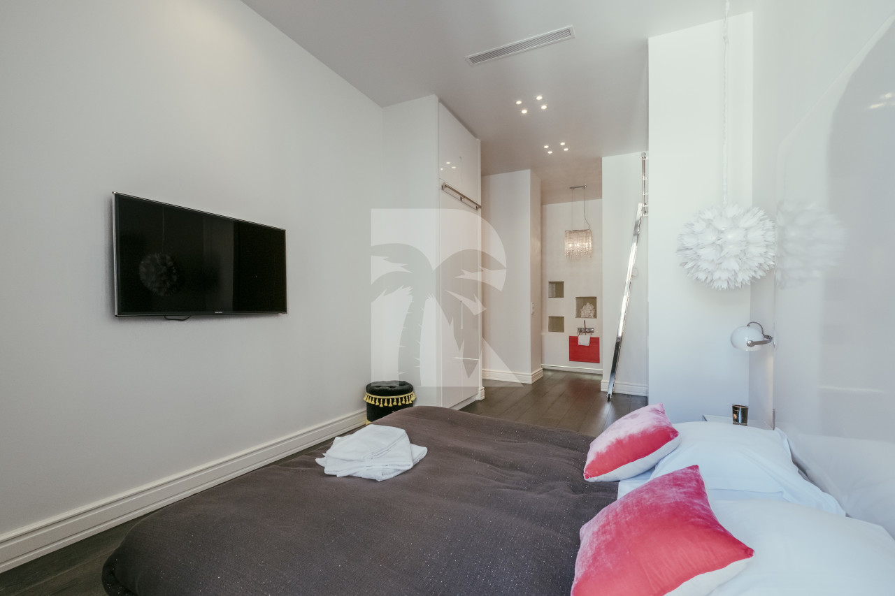 apartment in Cannes : Rent stunning 3 bedroom apartment located in the heart of Cannes across the street from the Palais and the port, close to the beaches of Cannes - Photo 2
