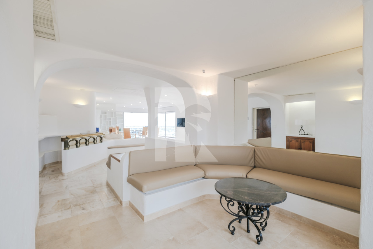 office in Cannes : Rent this huge office / event space located across the street from the Palais with sea view and spacious terrace.  Perfect for banners. - Photo 3