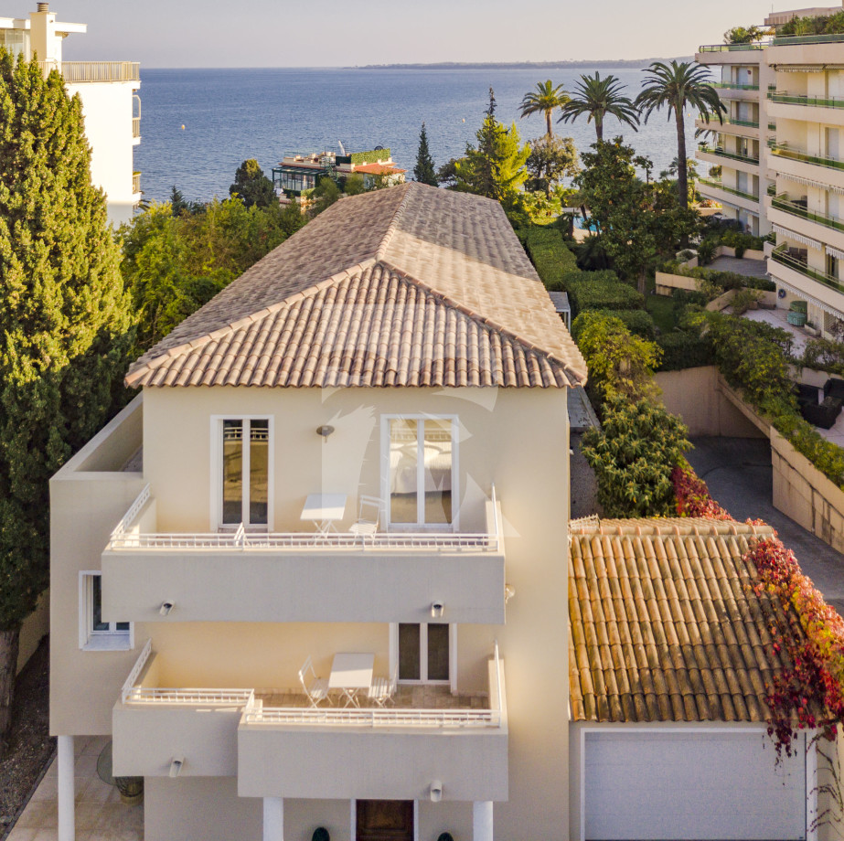 villa in Cannes : Rent incredible 8 bedroom villa a stones throw from the beaches and the Croisette in Cannes with gardens, sea view and pool - Photo 5