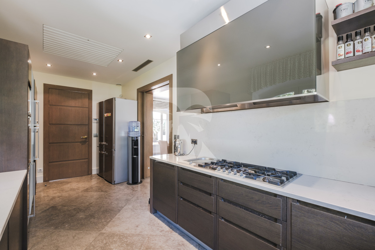 villa in Mougins : Rent Beautiful Stone Property with Parkland and Pool in Mougins - Photo 8