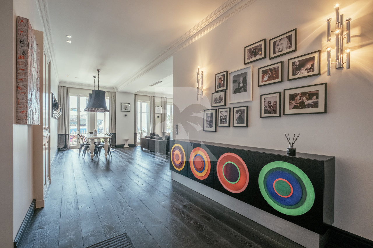 apartment in Cannes : Rent stunning 3 bedroom apartment located in the heart of Cannes across the street from the Palais and the port, close to the beaches of Cannes - Photo 12