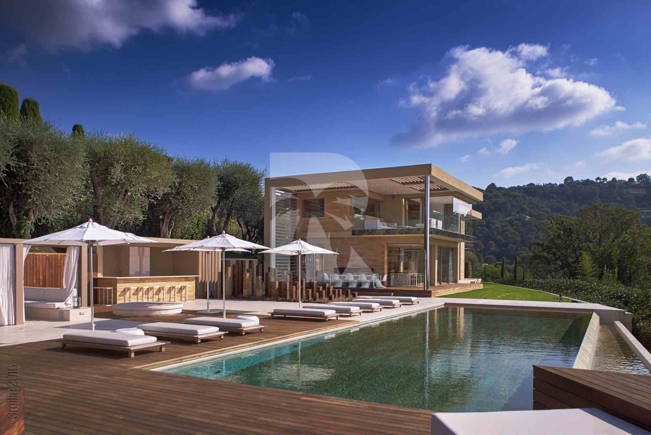 villa in Cannes : Rent incredible 6  bedroom, ultra stylish villa in the hills of Cannes with sea views and in close proximity to the Croisette - Photo 0