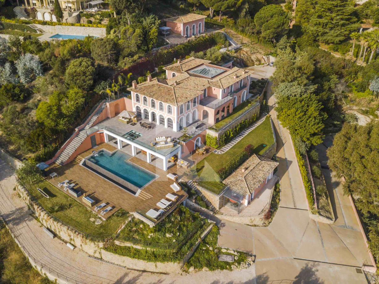 villa in Cannes : Rent Stunning 9 bedroom mansion in the hills of Cannes with incredible sea views, swimming pool and spacious gardens - Photo 3