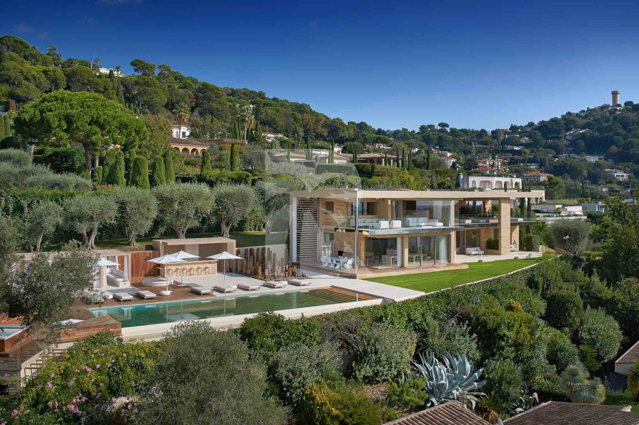 villa in Cannes : Rent incredible 6  bedroom, ultra stylish villa in the hills of Cannes with sea views and in close proximity to the Croisette - Photo 1
