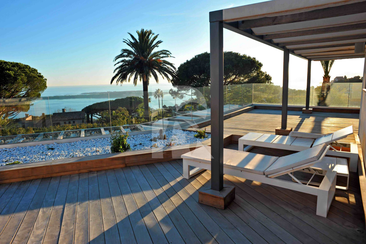 villa in Cannes : Rent Ultra Modern 7 bedroom villa overlooking the Islands off Cannes with easy access into the Croisette - Photo 5
