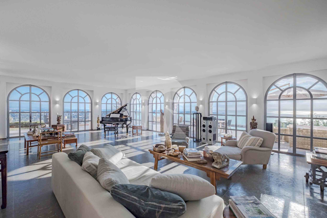 villa in Cannes : Rent Stunning 9 bedroom mansion in the hills of Cannes with incredible sea views, swimming pool and spacious gardens - Photo 8