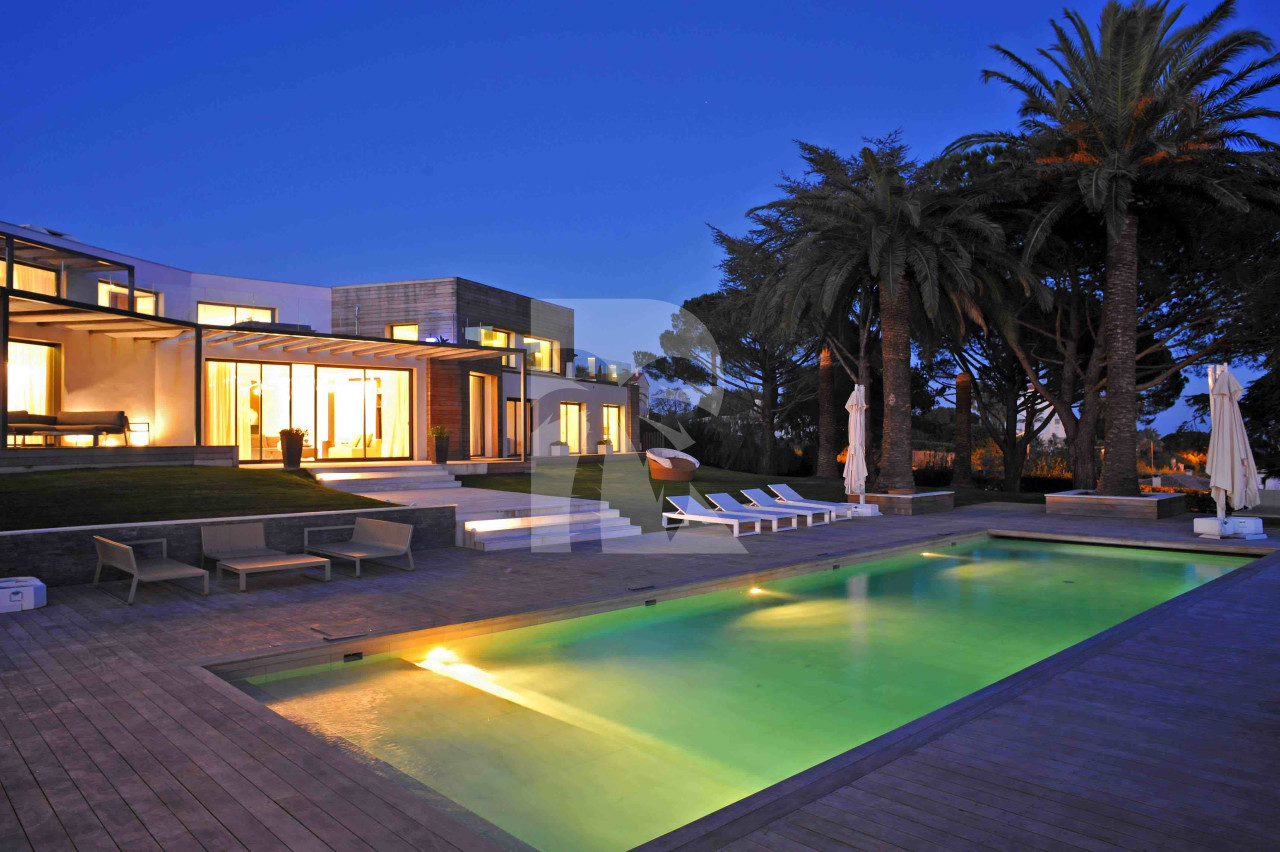 villa in Cannes : Rent Ultra Modern 7 bedroom villa overlooking the Islands off Cannes with easy access into the Croisette - Photo 12