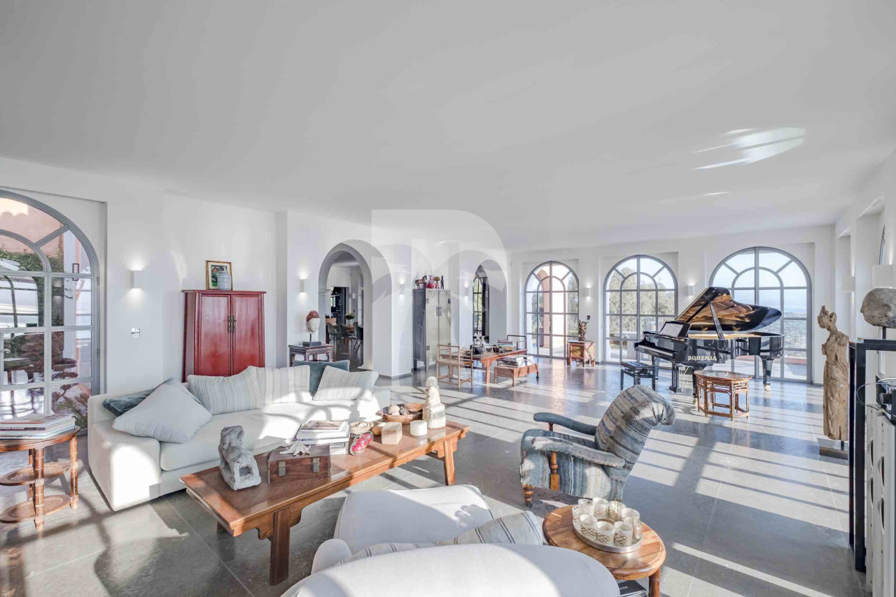 villa in Cannes : Rent Stunning 9 bedroom mansion in the hills of Cannes with incredible sea views, swimming pool and spacious gardens - Photo 9