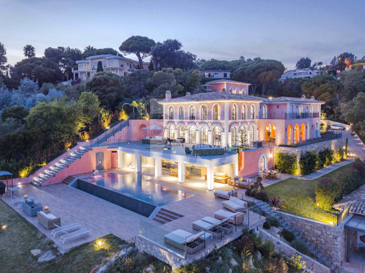 villa in Cannes : Rent Stunning 9 bedroom mansion in the hills of Cannes with incredible sea views, swimming pool and spacious gardens - Photo 0