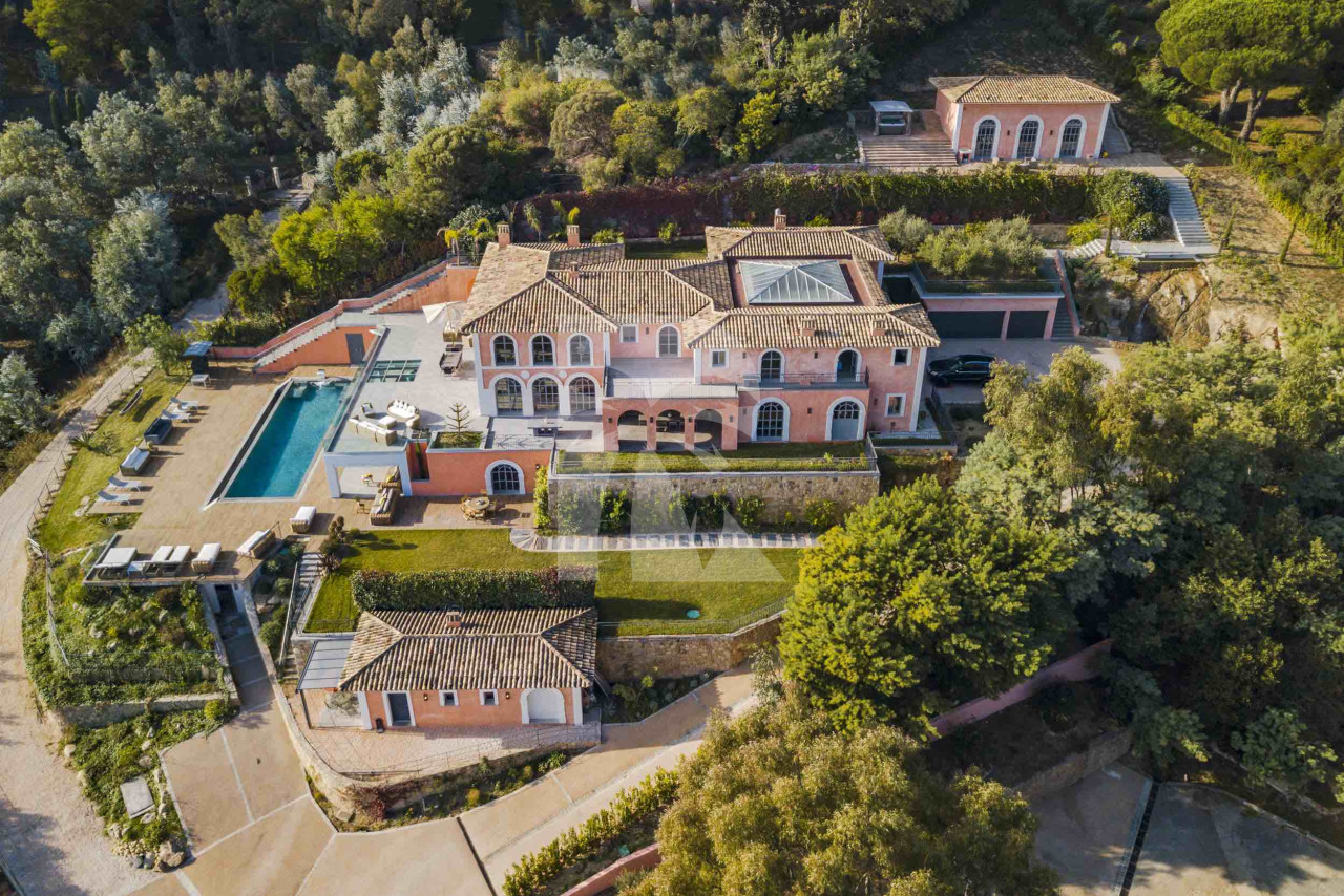 villa in Cannes : Rent Stunning 9 bedroom mansion in the hills of Cannes with incredible sea views, swimming pool and spacious gardens - Photo 4