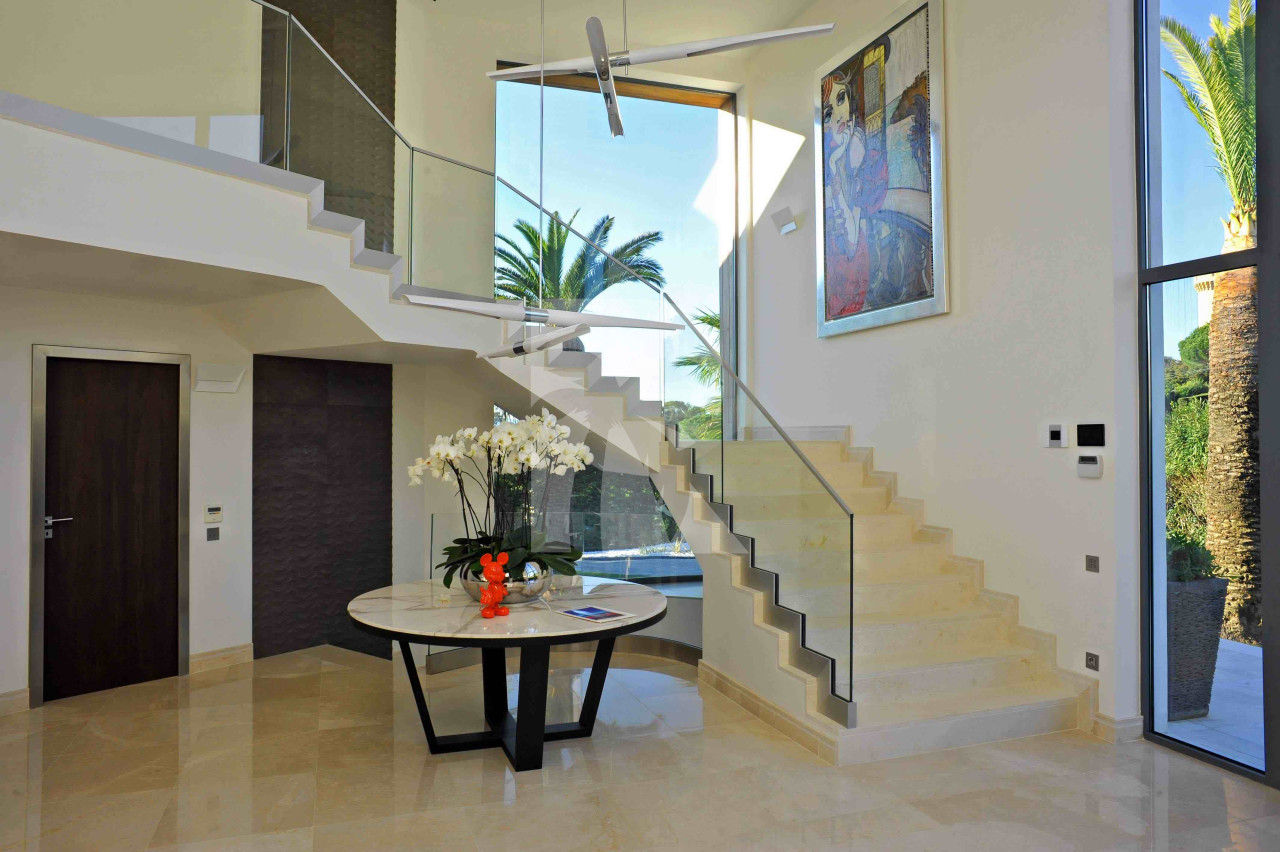 villa in Cannes : Rent Ultra Modern 7 bedroom villa overlooking the Islands off Cannes with easy access into the Croisette - Photo 8