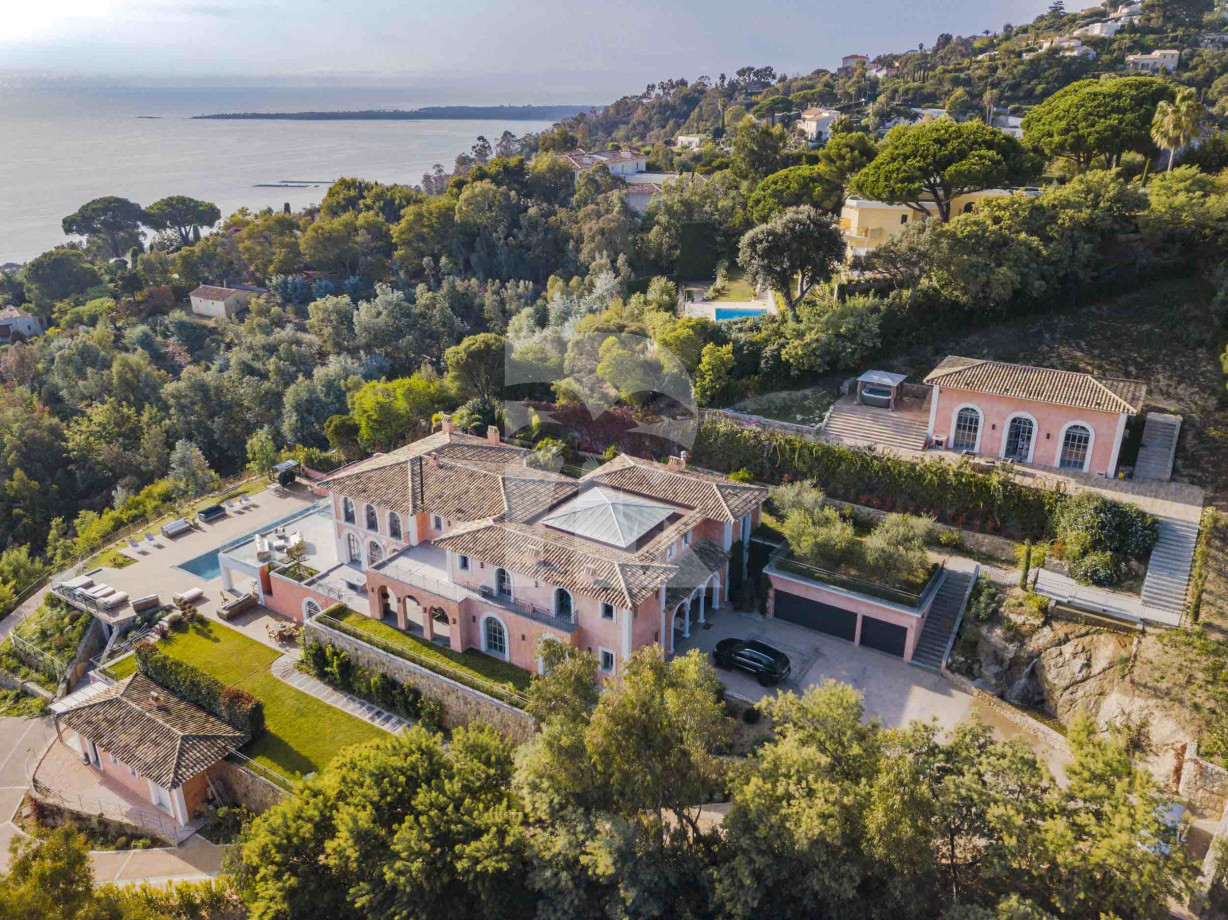 villa in Cannes : Rent Stunning 9 bedroom mansion in the hills of Cannes with incredible sea views, swimming pool and spacious gardens - Photo 5
