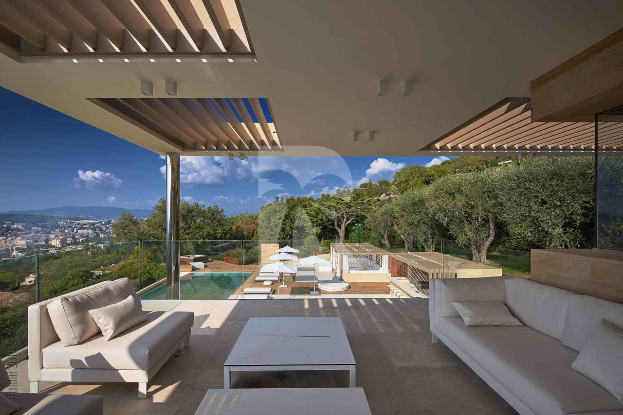 villa in Cannes : Rent incredible 6  bedroom, ultra stylish villa in the hills of Cannes with sea views and in close proximity to the Croisette - Photo 11