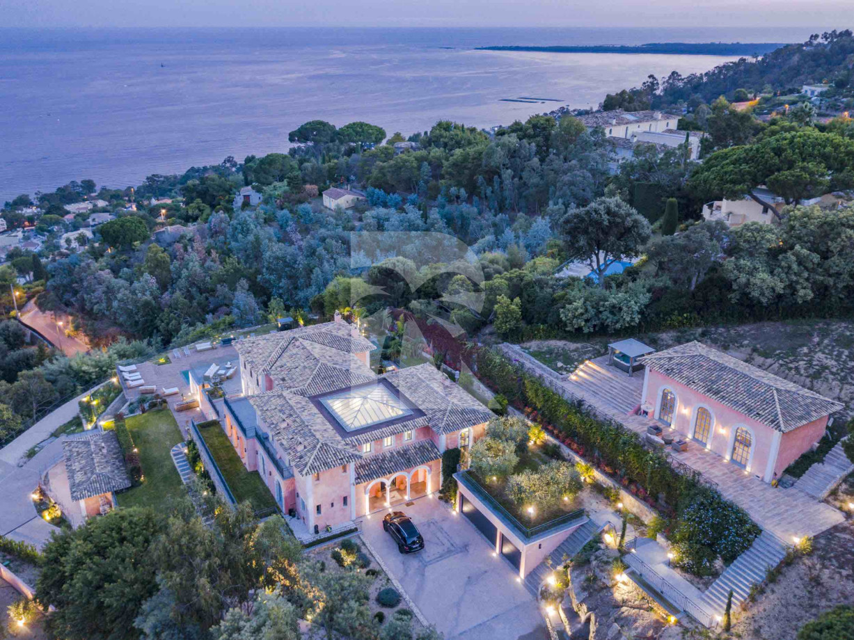 villa in Cannes : Rent Stunning 9 bedroom mansion in the hills of Cannes with incredible sea views, swimming pool and spacious gardens - Photo 2