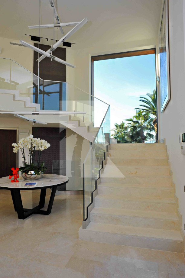 villa in Cannes : Rent Ultra Modern 7 bedroom villa overlooking the Islands off Cannes with easy access into the Croisette - Photo 7