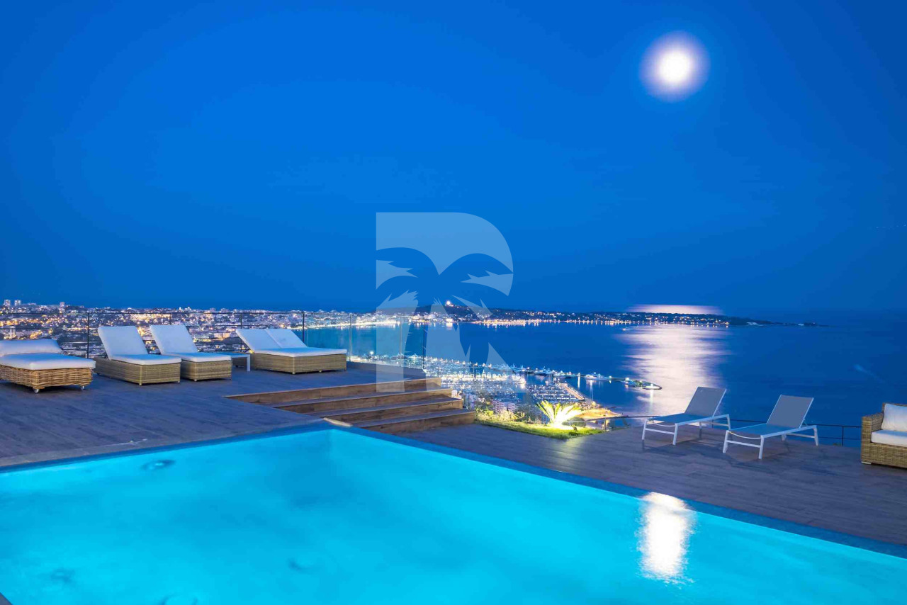 villa in Cannes : Rent Stunning 9 bedroom mansion in the hills of Cannes with incredible sea views, swimming pool and spacious gardens - Photo 1