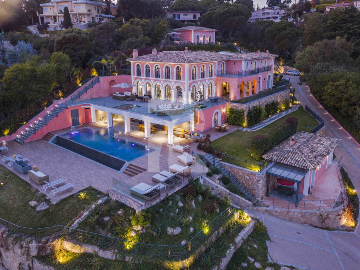 villa in Cannes : Rent Stunning 9 bedroom mansion in the hills of Cannes with incredible sea views, swimming pool and spacious gardens - Photo 6