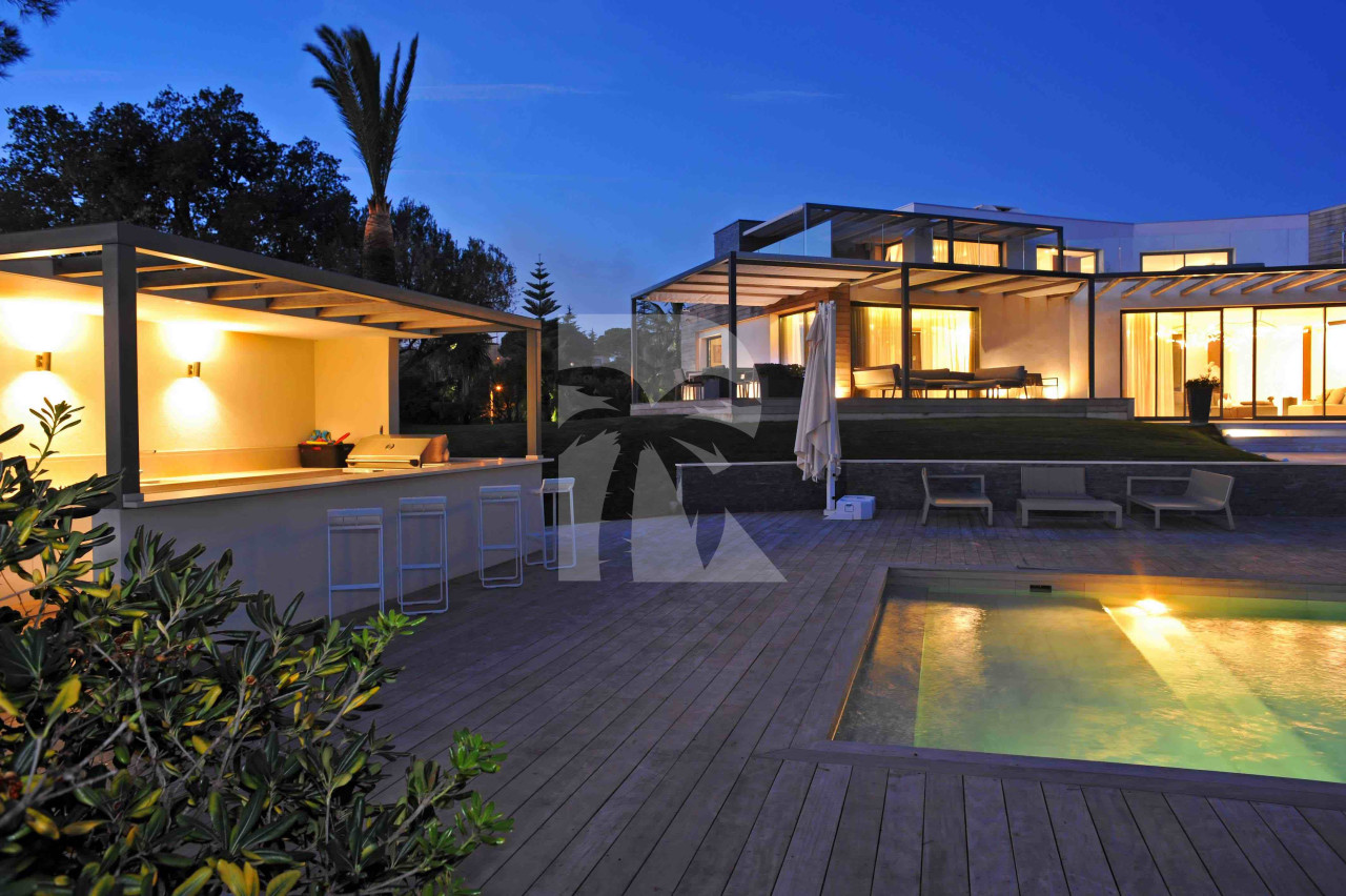 villa in Cannes : Rent Ultra Modern 7 bedroom villa overlooking the Islands off Cannes with easy access into the Croisette - Photo 11