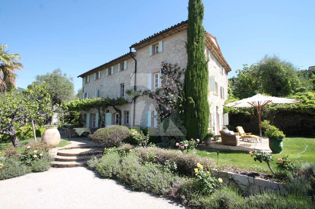 villa in Grasse : Rent this 8 bedrooms provencal villa between Valbonne and Grasse, perfect for family holidays. - Photo 0