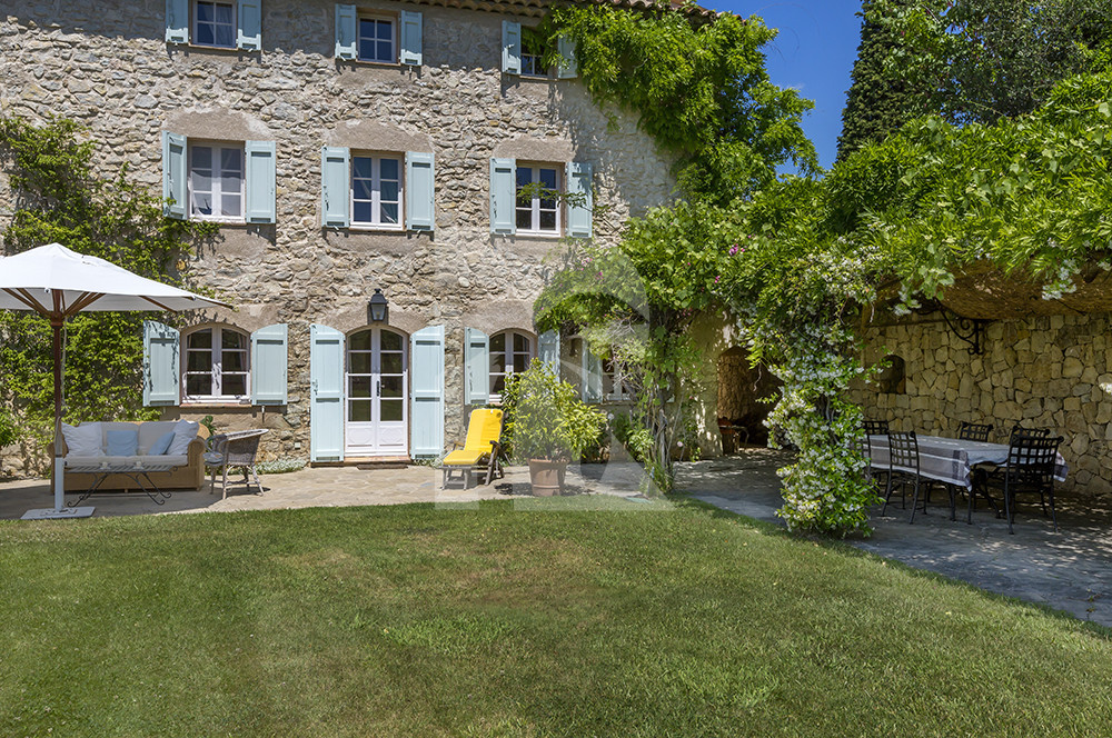 villa in Grasse : Rent this 8 bedrooms provencal villa between Valbonne and Grasse, perfect for family holidays. - Photo 1