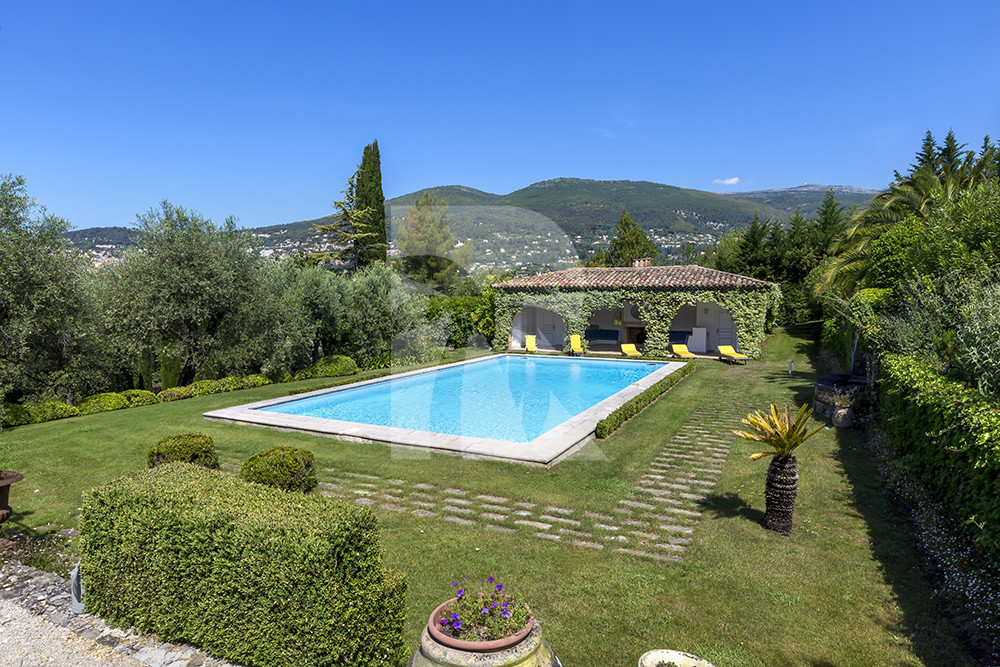 villa in Grasse : Rent this 8 bedrooms provencal villa between Valbonne and Grasse, perfect for family holidays. - Photo 2