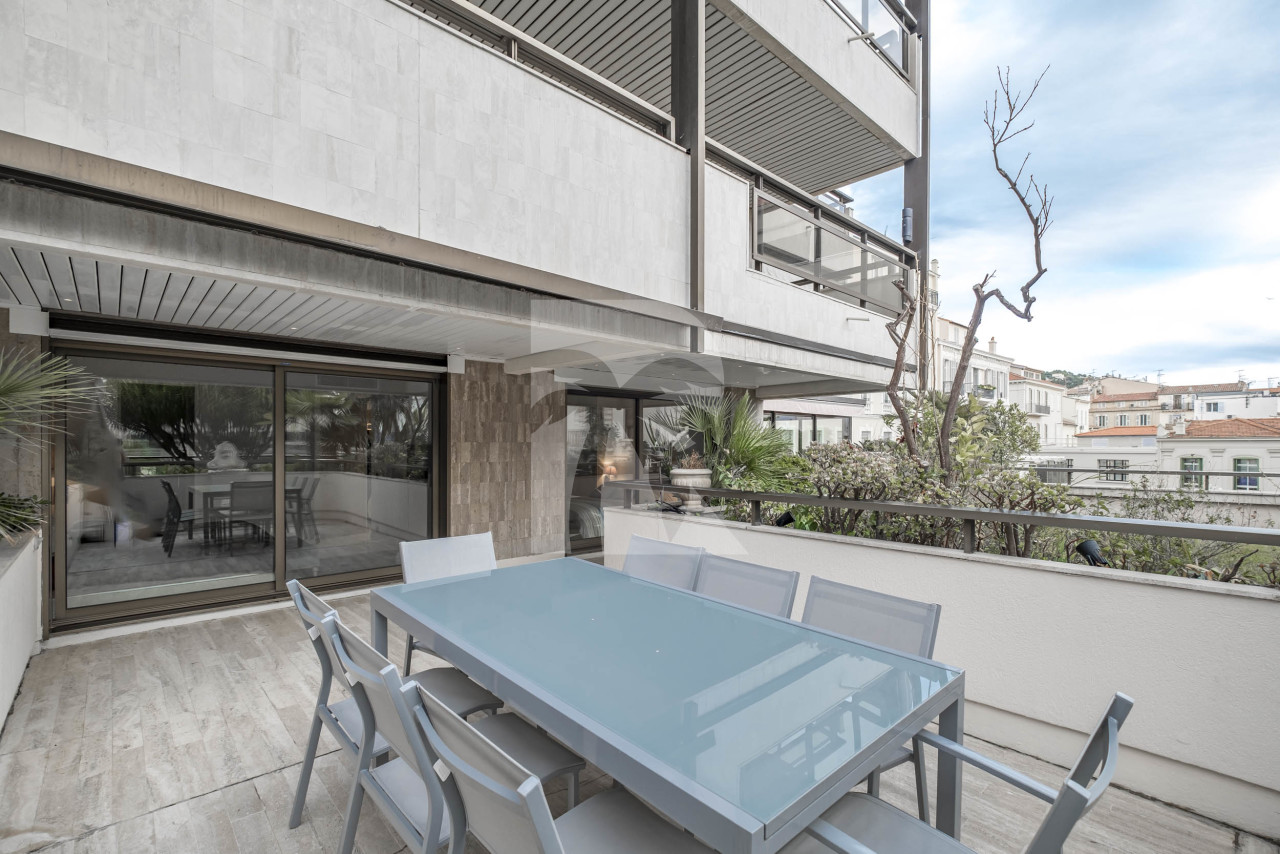 apartment in Cannes : Rent Ultra modern 3 bedroom apartment with terrace in the Residence of the Gray d'Albion a stones throw to the Croisette and the Palais - Photo 8