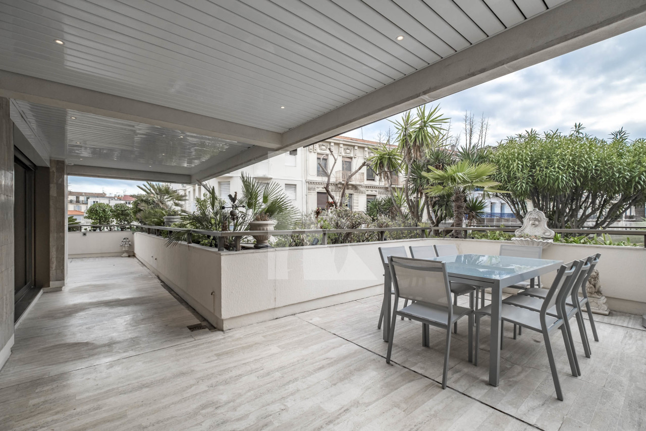 apartment in Cannes : Rent Ultra modern 3 bedroom apartment with terrace in the Residence of the Gray d'Albion a stones throw to the Croisette and the Palais - Photo 7