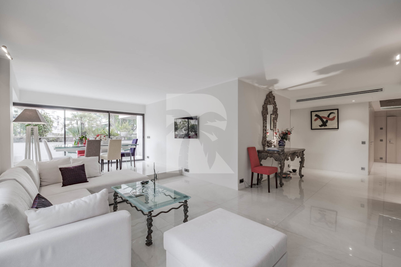 apartment in Cannes : Rent Ultra modern 3 bedroom apartment with terrace in the Residence of the Gray d'Albion a stones throw to the Croisette and the Palais - Photo 3