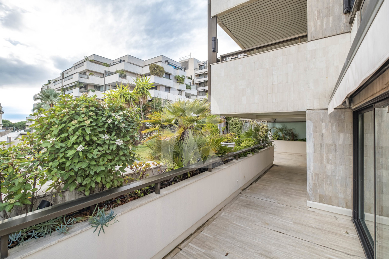 apartment in Cannes : Rent Ultra modern 3 bedroom apartment with terrace in the Residence of the Gray d'Albion a stones throw to the Croisette and the Palais - Photo 9