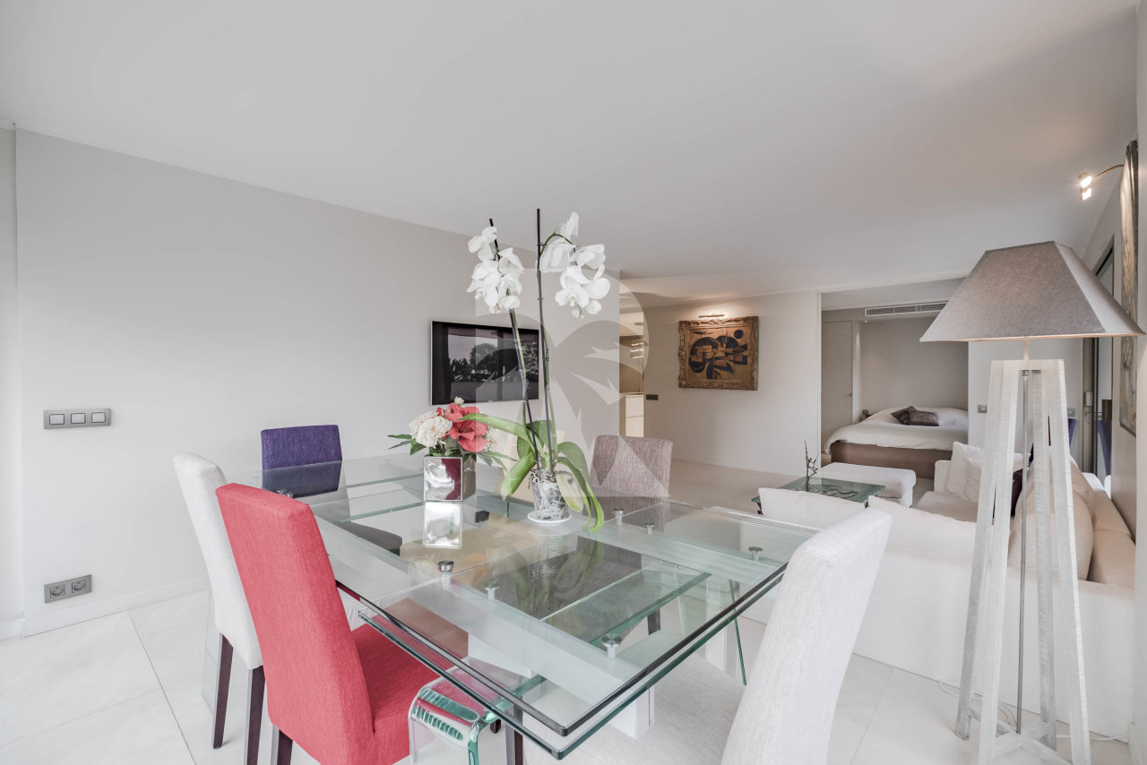 apartment in Cannes : Rent Ultra modern 3 bedroom apartment with terrace in the Residence of the Gray d'Albion a stones throw to the Croisette and the Palais - Photo 2