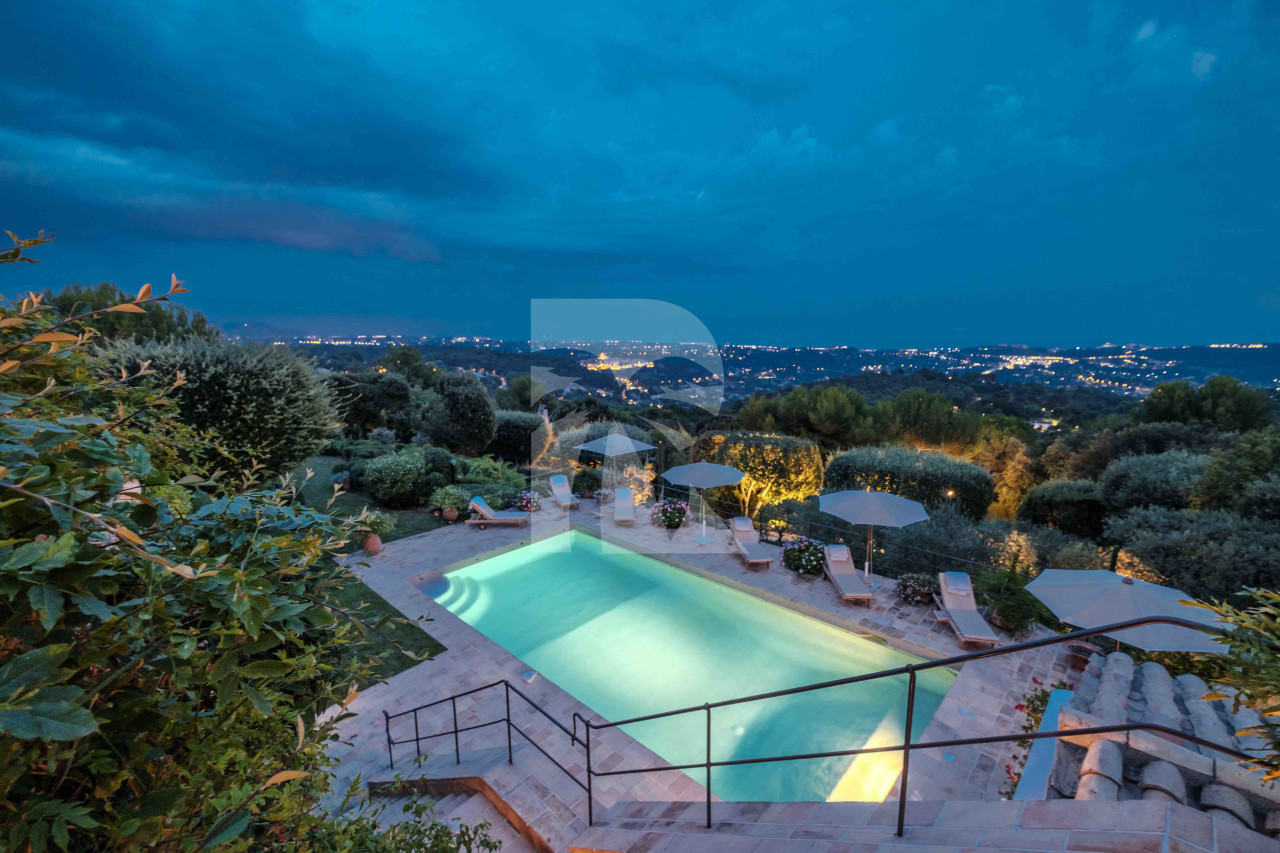 villa in Saint-Paul-de-Vence : Rent 8 bedroom stunning villa in St Paul de Vence with spacious grounds and 2 swimming pools - Photo 4