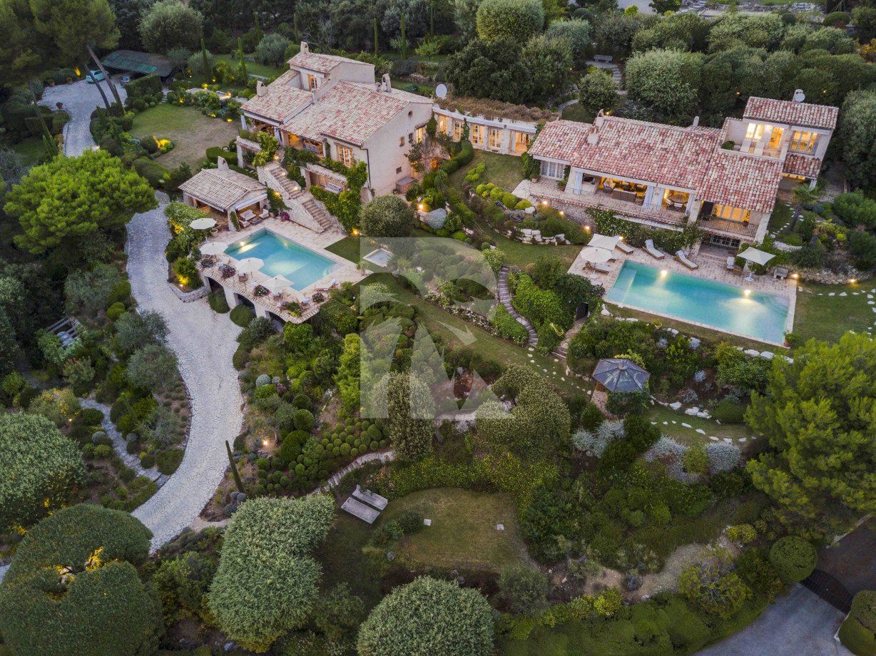 villa in Saint-Paul-de-Vence : Rent 8 bedroom stunning villa in St Paul de Vence with spacious grounds and 2 swimming pools - Photo 5