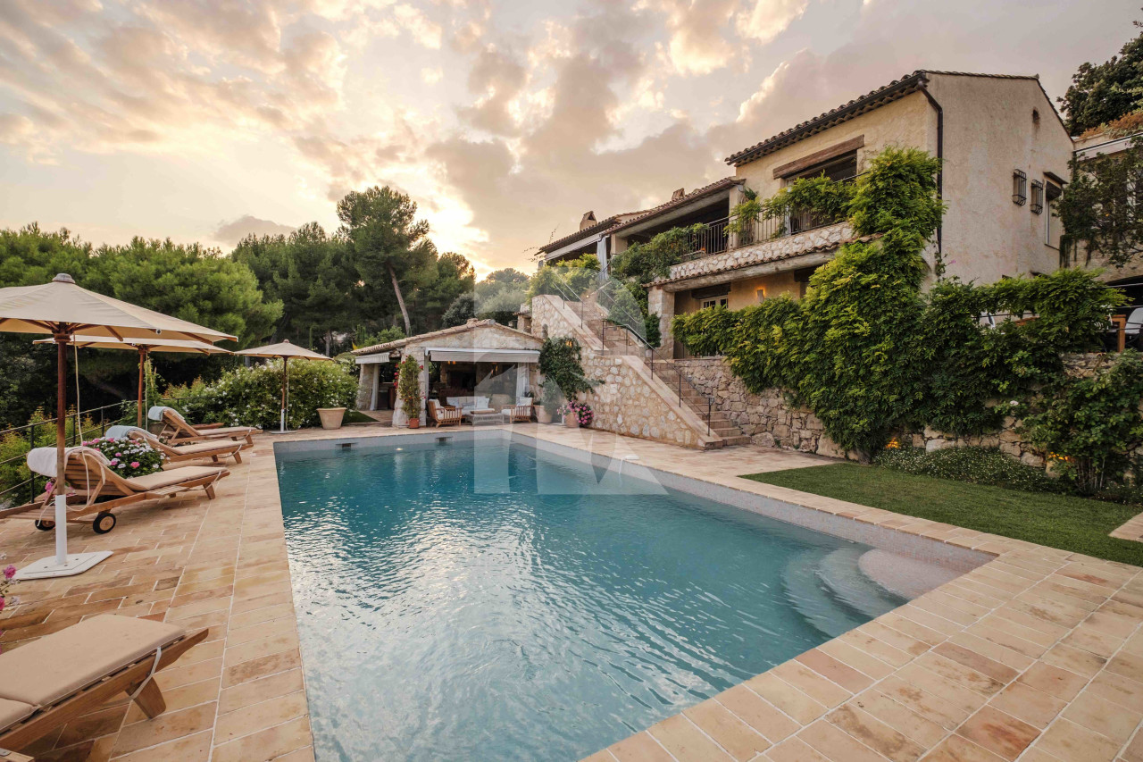 villa in Saint-Paul-de-Vence : Rent 8 bedroom stunning villa in St Paul de Vence with spacious grounds and 2 swimming pools - Photo 1