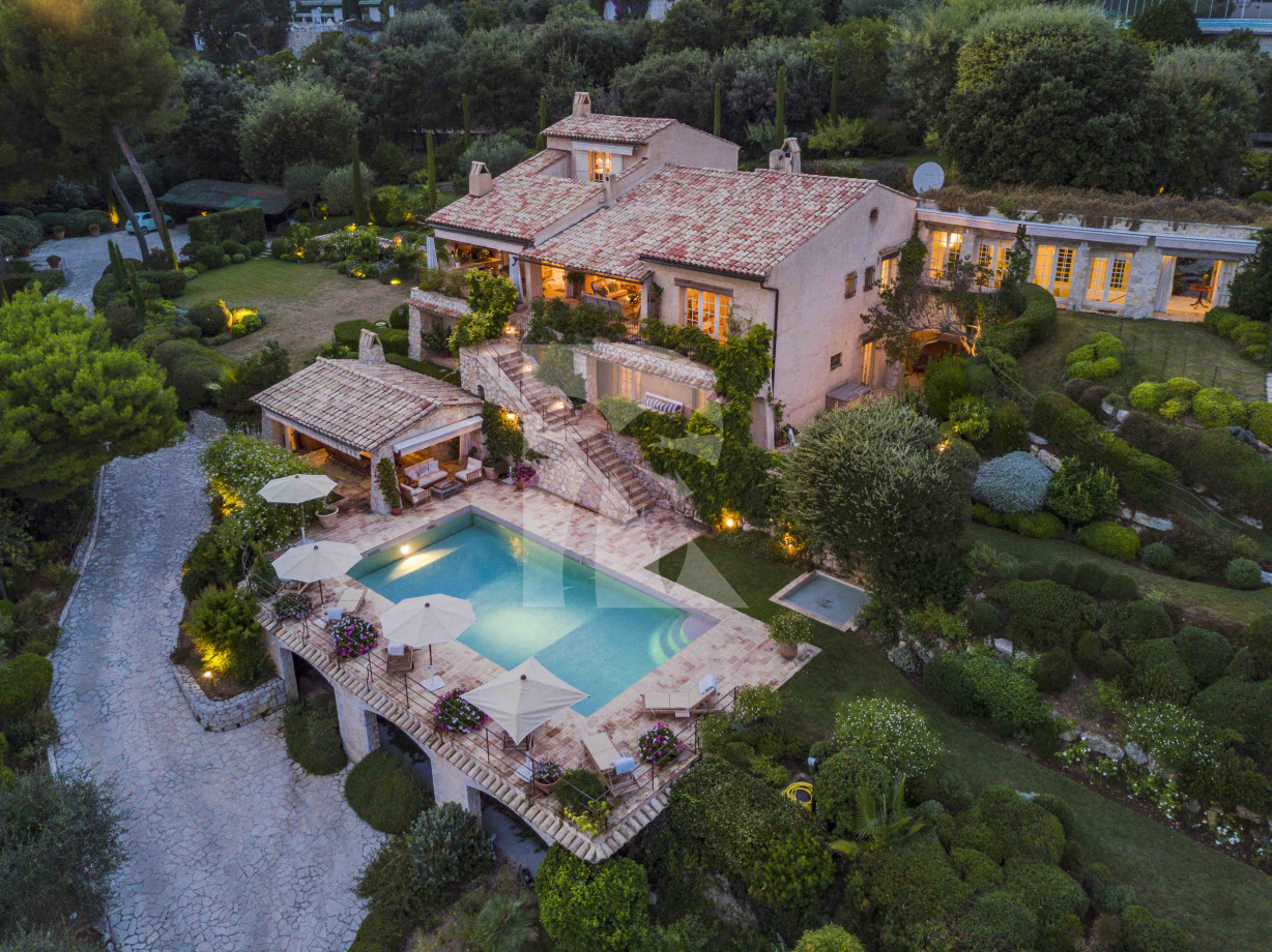 villa in Saint-Paul-de-Vence : Rent 8 bedroom stunning villa in St Paul de Vence with spacious grounds and 2 swimming pools - Photo 6