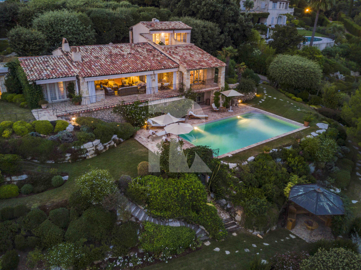 villa in Saint-Paul-de-Vence : Rent 8 bedroom stunning villa in St Paul de Vence with spacious grounds and 2 swimming pools - Photo 7