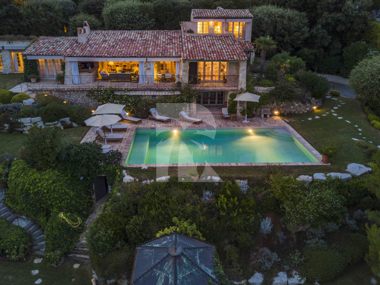 villa in Saint-Paul-de-Vence : Rent 8 bedroom stunning villa in St Paul de Vence with spacious grounds and 2 swimming pools - Photo 8
