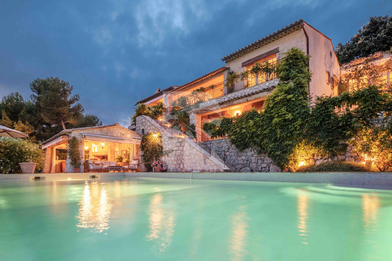 villa in Saint-Paul-de-Vence : Rent 8 bedroom stunning villa in St Paul de Vence with spacious grounds and 2 swimming pools - Photo 2