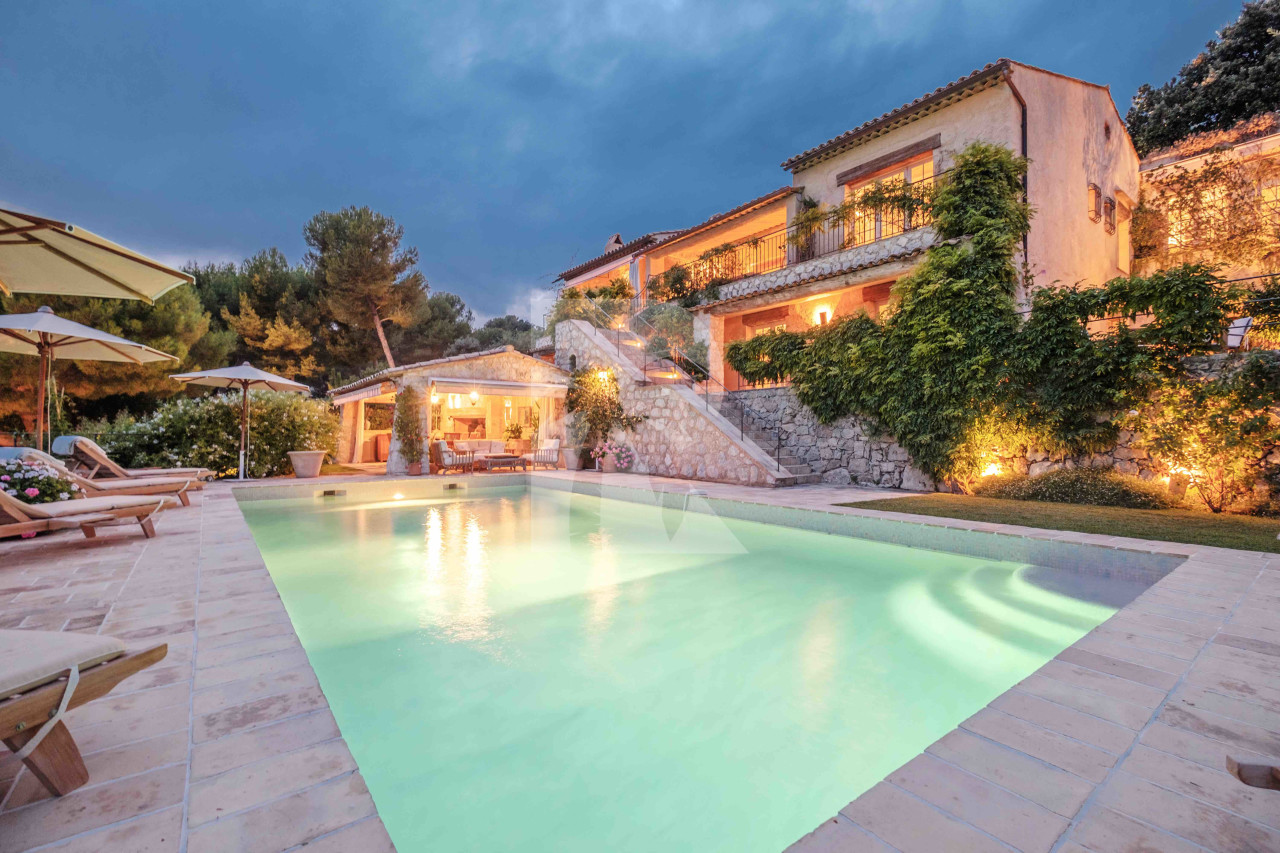 villa in Saint-Paul-de-Vence : Rent 8 bedroom stunning villa in St Paul de Vence with spacious grounds and 2 swimming pools - Photo 0