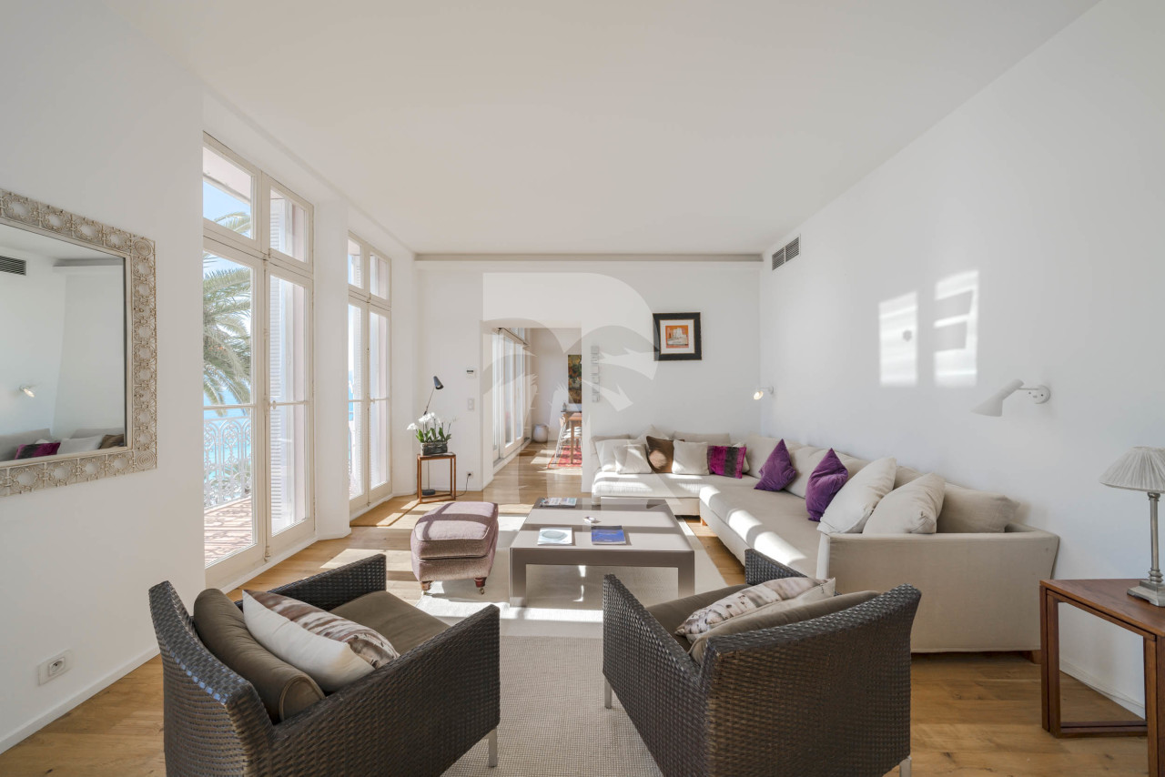 apartment in Cannes : Rent this incredible 3 bedroom apartment with panoramic views over the sea, just off the port of Cannes and a short walk to the Croisette - Photo 4