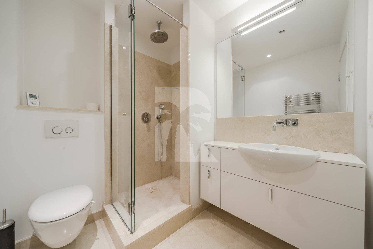 apartment in Cannes : Rent this incredible 3 bedroom apartment with panoramic views over the sea, just off the port of Cannes and a short walk to the Croisette - Photo 5