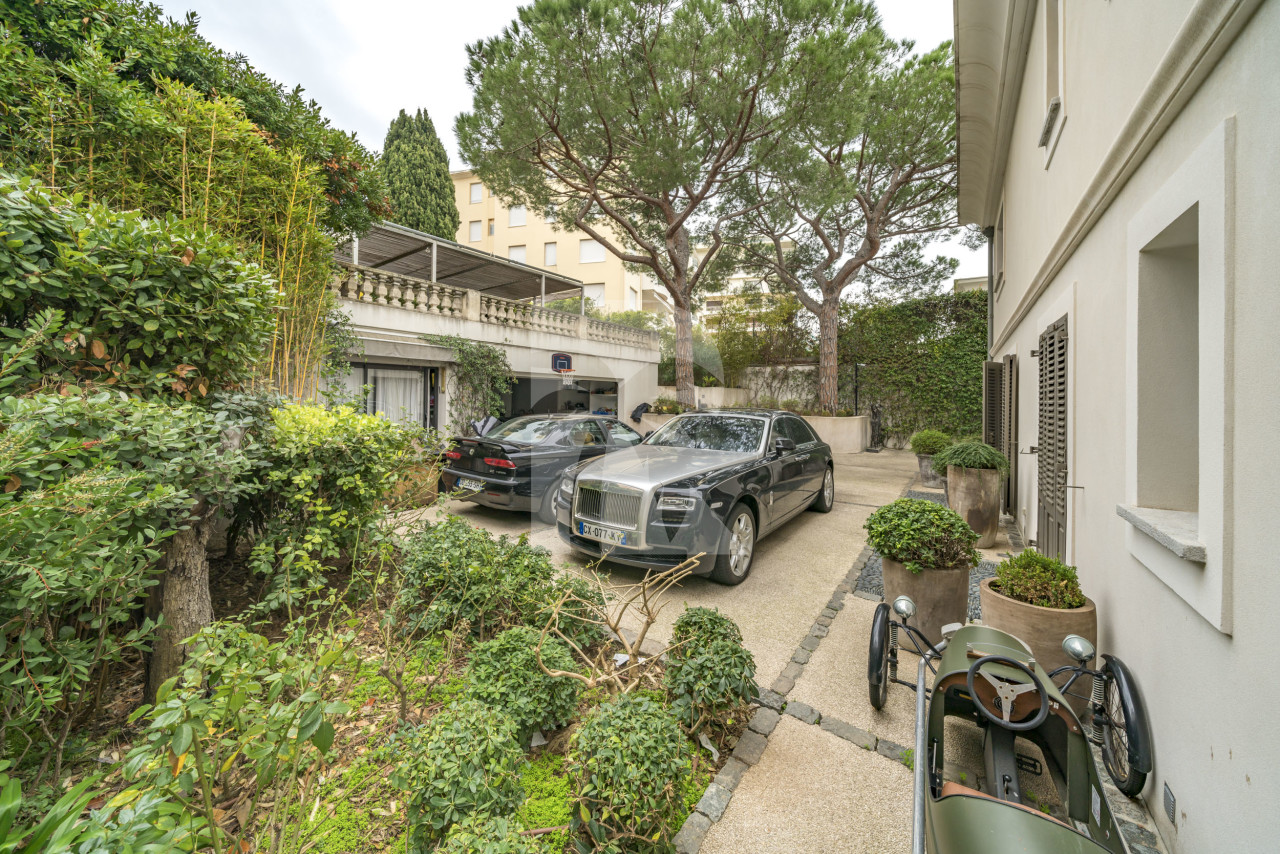 villa in Cannes : Rent Luxury 5 Bedroom Villa on the Croisette in Cannes - Photo 3