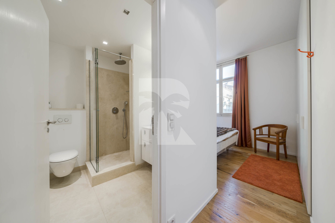 apartment in Cannes : Rent this incredible 3 bedroom apartment with panoramic views over the sea, just off the port of Cannes and a short walk to the Croisette - Photo 9