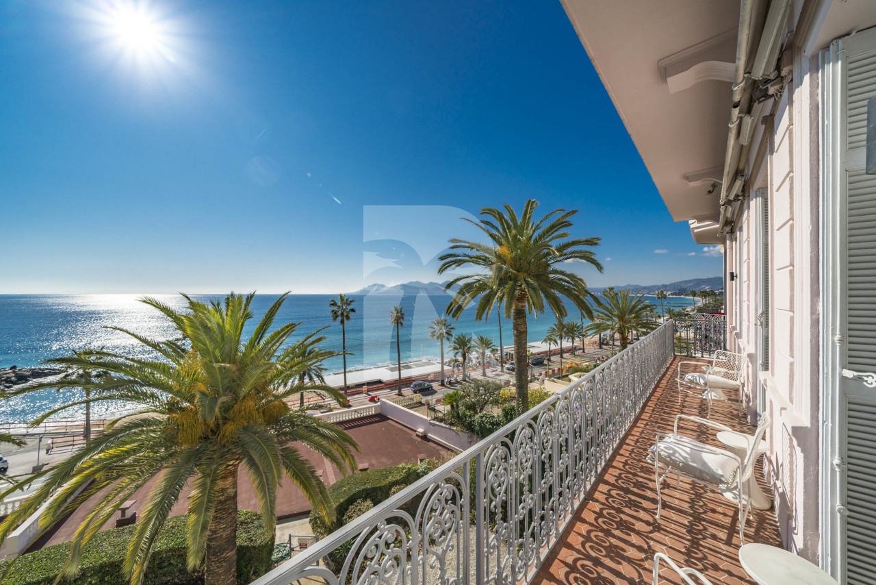 apartment in Cannes : Rent this incredible 3 bedroom apartment with panoramic views over the sea, just off the port of Cannes and a short walk to the Croisette - Photo 1