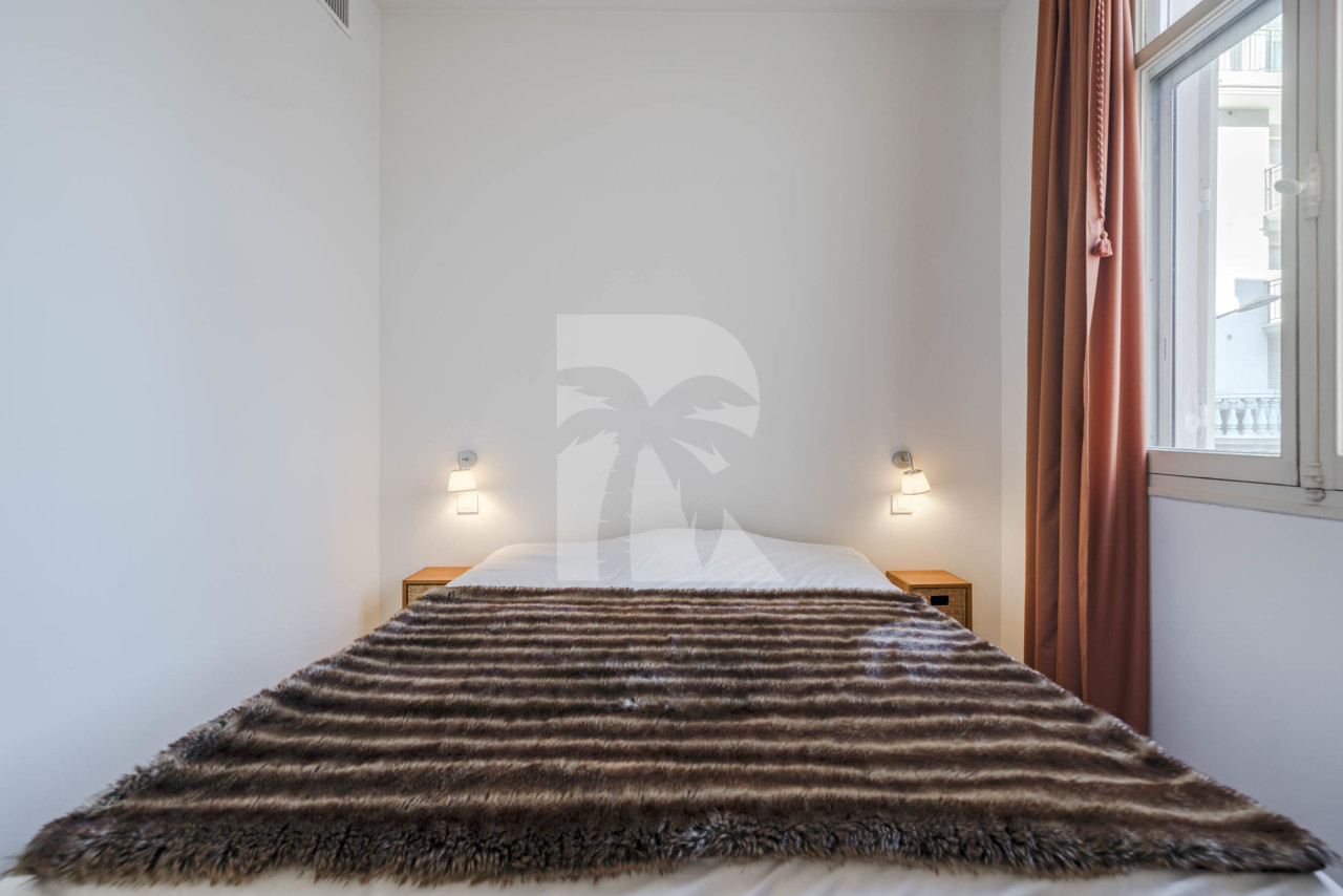 apartment in Cannes : Rent this incredible 3 bedroom apartment with panoramic views over the sea, just off the port of Cannes and a short walk to the Croisette - Photo 7