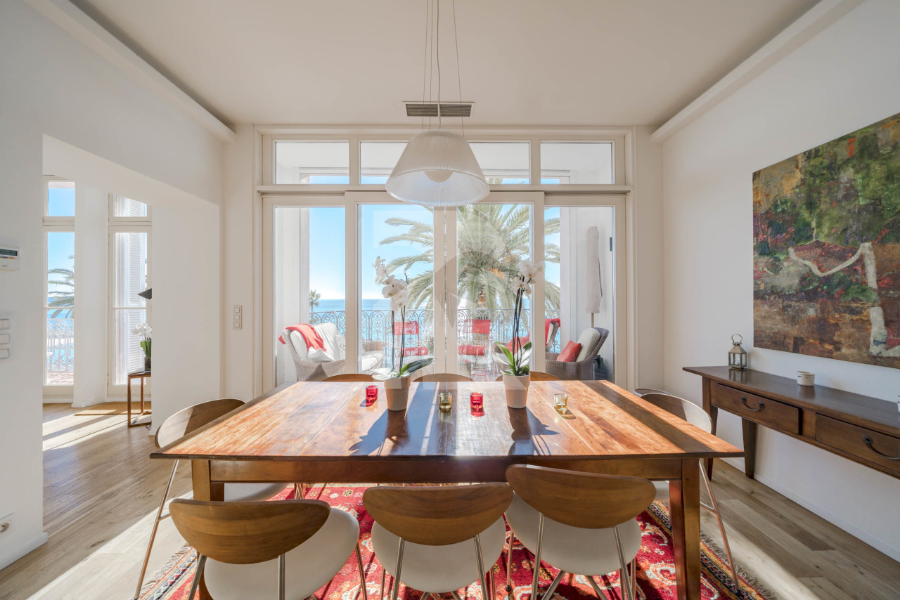 apartment in Cannes : Rent this incredible 3 bedroom apartment with panoramic views over the sea, just off the port of Cannes and a short walk to the Croisette - Photo 2