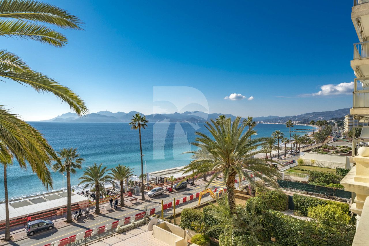 apartment in Cannes : Rent this incredible 3 bedroom apartment with panoramic views over the sea, just off the port of Cannes and a short walk to the Croisette - Photo 0