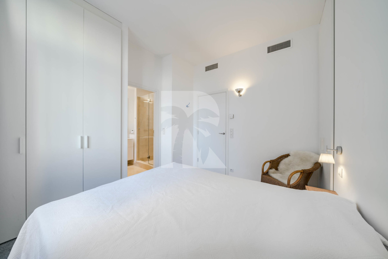 apartment in Cannes : Rent this incredible 3 bedroom apartment with panoramic views over the sea, just off the port of Cannes and a short walk to the Croisette - Photo 12