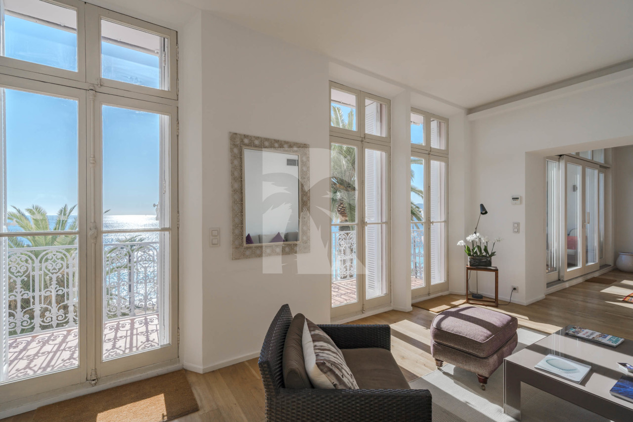 apartment in Cannes : Rent this incredible 3 bedroom apartment with panoramic views over the sea, just off the port of Cannes and a short walk to the Croisette - Photo 3