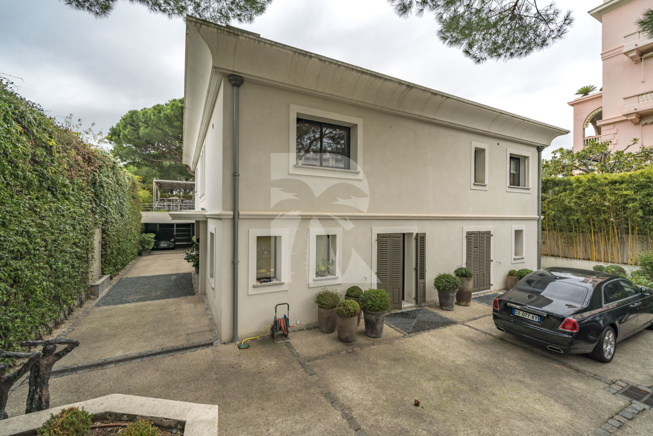 villa in Cannes : Rent Luxury 5 Bedroom Villa on the Croisette in Cannes - Photo 1