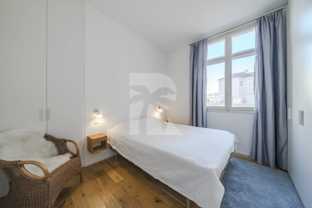 apartment in Cannes : Rent this incredible 3 bedroom apartment with panoramic views over the sea, just off the port of Cannes and a short walk to the Croisette - Photo 10